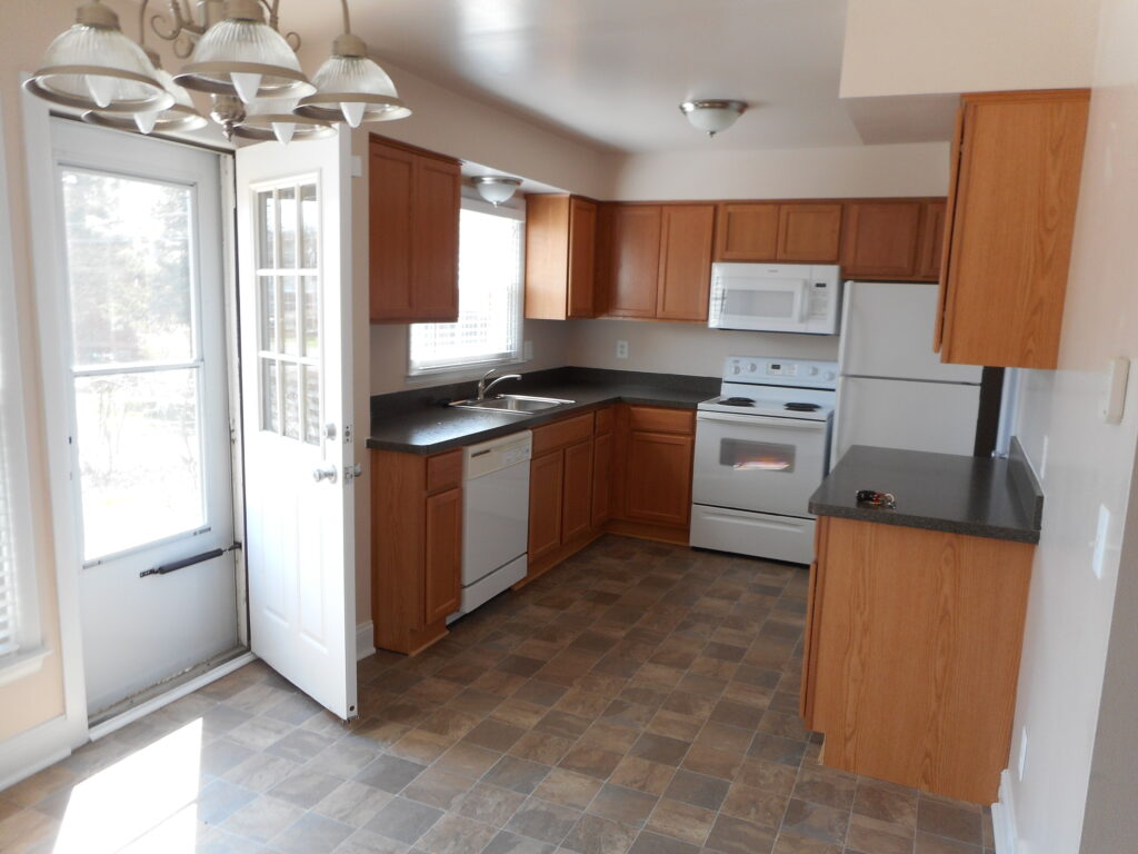 2 Bedroom / 1.5 Bath Townhome - Kitchen 10x10