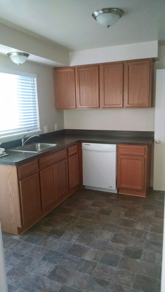 3 Bedroom / 1.5 Bath Townhome - Kithcen 10x12
