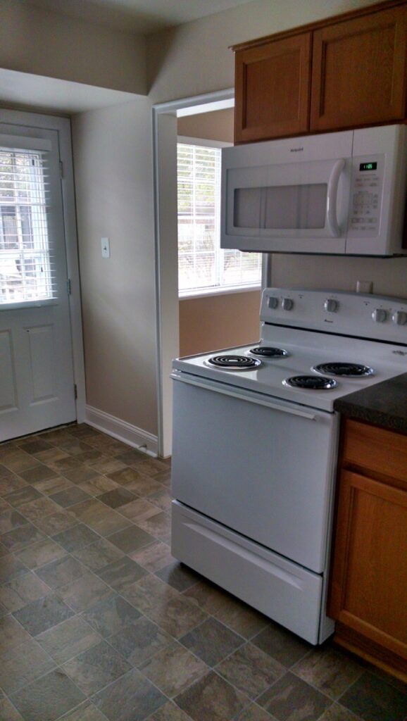 2 Bedroom / 1 Bath Townhome - Renovated Kitchen 9x11